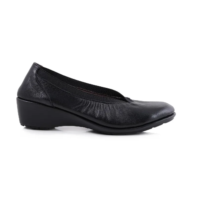 Women's lace - trimmed stiletto heel pumps with a scalloped edgePesso Naple Black