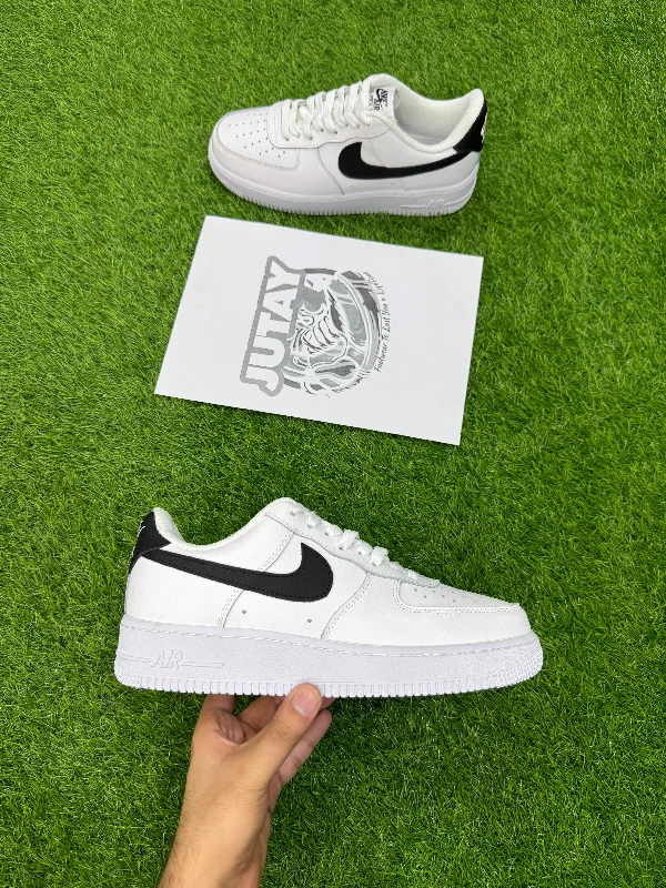 Chunky - Sole Women's Platform Sneakers in White for a Trendy Street Style LookAIRFORCE 1  LOW - BLACK SWOOSH