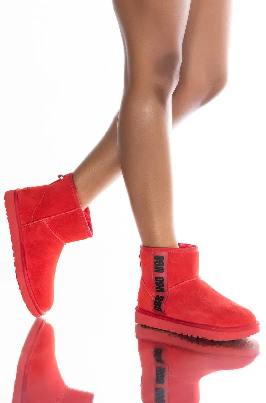 Plus Size Women's Block - Heeled Ankle Boots in Red for a Bold and Chic StatementUGG CLASSIC MINI SIDE LOGO RED